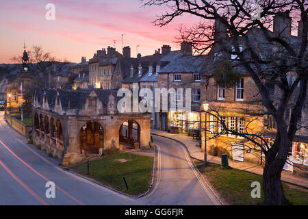 Halle et maisons en pierre de Cotswold sur High Street, Chipping Campden, Cotswolds, Gloucestershire, Angleterre, Royaume-Uni Banque D'Images