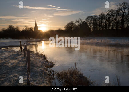 Burford church et rivière Windrush sur frosty matin d'hiver, Burford, Cotswolds, Oxfordshire, Angleterre, Royaume-Uni, Europe Banque D'Images