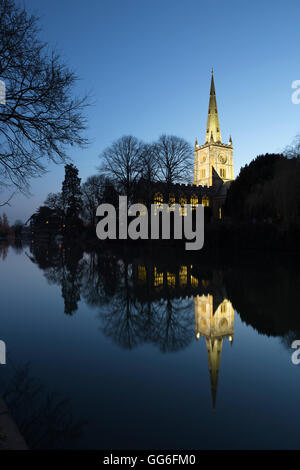 Holy Trinity Church sur la rivière Avon, au crépuscule, Stratford-upon-Avon, Warwickshire, Angleterre, Royaume-Uni, Europe Banque D'Images