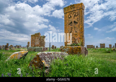 Un ensemble de khatchkars (croix en pierre) au cimetière Noratous médiévale en Arménie Banque D'Images