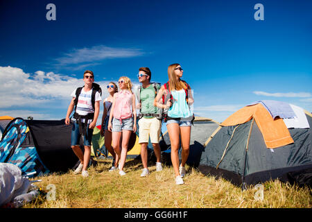 Les adolescents en face de tentes avec des sacs à dos, summer festival Banque D'Images