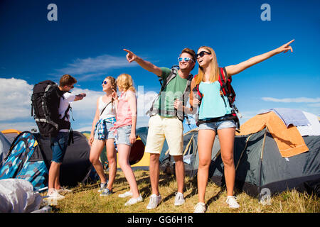 Les adolescents en face de tentes avec des sacs à dos, summer festival Banque D'Images