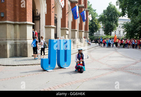 Journée mondiale de la jeunesse 2016 : une fille faisant un et d'autres jeunes pèlerins selfies en face de l'université Jagiellonian de Collegium Novum Banque D'Images