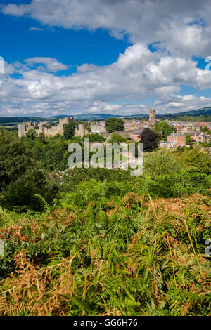 Ludlow Castle et l'église St Laurence prises de Witliffe commun. Le Shropshire est une ville frontière entre l'Angleterre et du Pays de Galles au Royaume-Uni. Banque D'Images