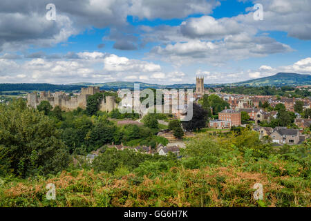 Vue sur la ville et du château de Ludlow commun Witcliffe, Shropshire England UK. Ludlow est à la frontière de l'Angleterre et au Pays de Galles. Banque D'Images