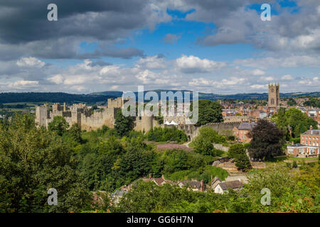 Vue sur la ville et du château de Ludlow commun Witcliffe, Shropshire England UK. Ludlow est à la frontière de l'Angleterre et au Pays de Galles. Banque D'Images