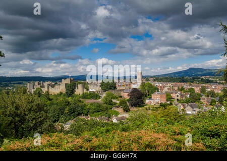 Vue sur la ville et du château de Ludlow commun Witcliffe, Shropshire England UK. Ludlow est à la frontière de l'Angleterre et au Pays de Galles. Banque D'Images