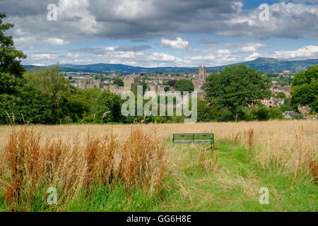 Ludlow Castle et ville d'Witcliffe Shropshire commun England UK avec tour de St Laurence's Church dans le centre de la ville. Banque D'Images