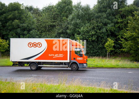 TNT Express est une société internationale de services de messagerie dont le siège social est situé à Hoofddorp, aux pays-Bas. La société a pleinement possédé des activités dans 61 pays et livre des documents, des colis et des pièces de fret à plus de 200 pays. La société a enregistré un chiffre d'affaires de 6.91 milliards d'euros en 2015. Banque D'Images