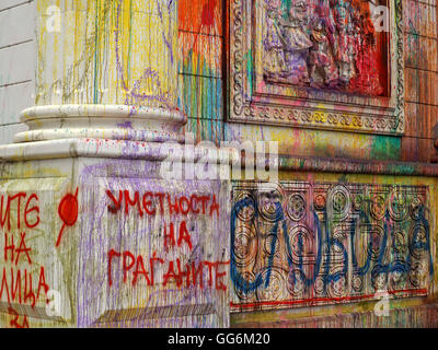 Bâtiment public dégradé par le graffiti et paintbombs à Skopje Macédoine dans la protestation pacifique contre l'extravagance de l'état Banque D'Images