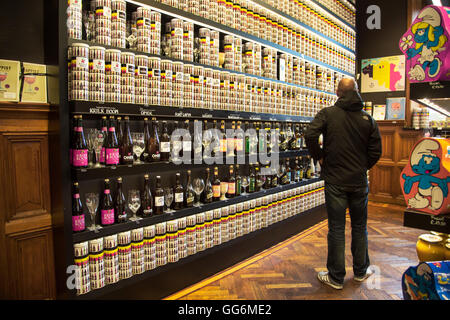 Les touristes à la recherche au moment de la collecte de bières belges à la vente en magasin de souvenirs en Belgique Banque D'Images