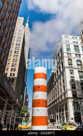 Avis de Con Ed cheminée à vapeur / évent dans New York avec l'Empire State Building en arrière-plan. Banque D'Images