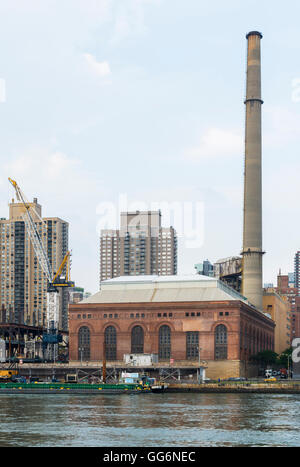 Vue sur la rivière de l'Est de la Con Edison 74th Street, New York. Banque D'Images