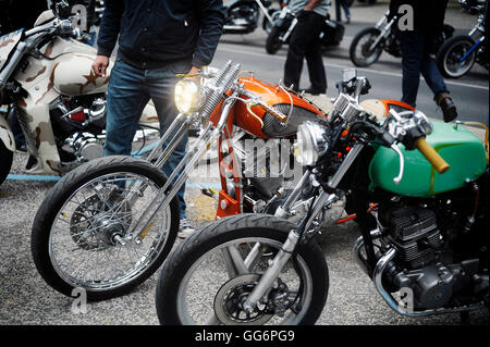 Un groupe de motocyclettes à partir d'un rassemblement de moto américaine dans la ville de Beaucaire dans le département du Gard Banque D'Images