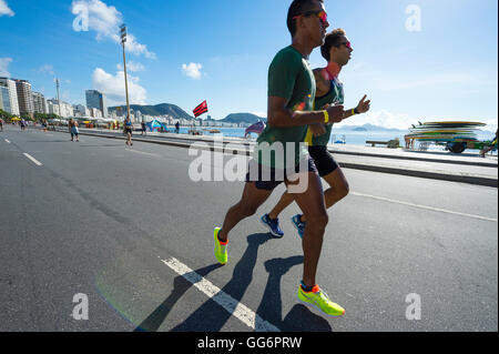 RIO DE JANEIRO - le 3 avril 2016 : une paire de jogging Profitez d'un dimanche sans voitures matin sur le bord de la route. Banque D'Images