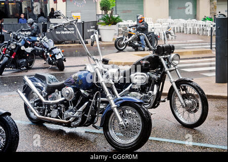 Un groupe de motocyclettes à partir d'un rassemblement de moto américaine dans la ville de Beaucaire dans le département du Gard Banque D'Images