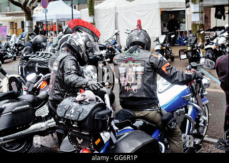 Un groupe de motocyclettes à partir d'un rassemblement de moto américaine dans la ville de Beaucaire dans le département du Gard Banque D'Images