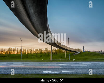 Pont pour piétons sur la rue Hringbraut, Reykjavik, Islande Banque D'Images