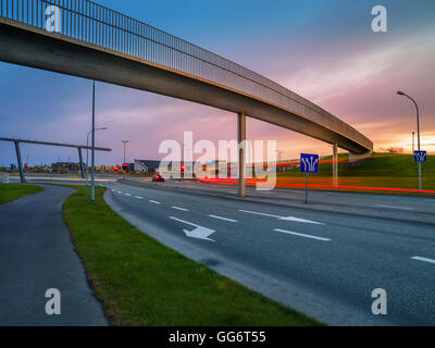 Pont pour piétons sur la rue Hringbraut, Reykjavik, Islande Banque D'Images