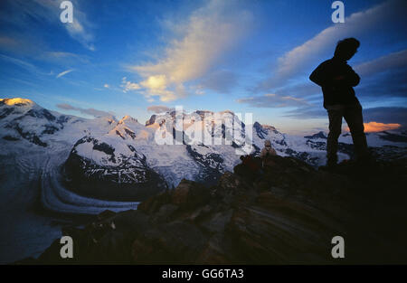 Les randonneurs en regardant le lever du soleil sur le Mont Cervin. Sunnegga, Zermatt, Suisse. L'Europe Banque D'Images