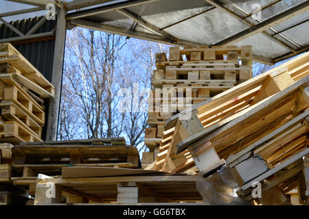 Les déchets de bois à partir de palettes empilées dans la salle de stockage. Banque D'Images