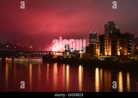 Quatrième de juillet 2016 Fireworks, vu de la Monongahela River à la recherche en direction du centre-ville de Pittsburgh, Pennsylvanie. Banque D'Images