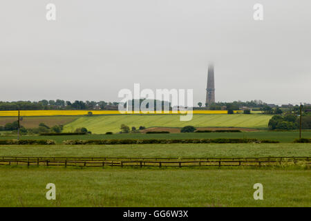 Emley Moor - la plus haute structure autoportante au Royaume-Uni, enveloppée de nuages brumeux. Yorkshire Angleterre UK Banque D'Images