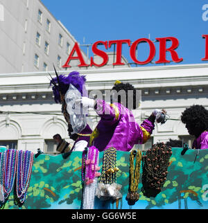 Beads lancé par un membre de La Zulu Social Aid & Pleasure Club Carnaval Krewe New Orleans Louisiana United States of America Banque D'Images