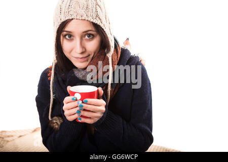 Chaude tasse de café chaud réchauffement dans les mains d'une fille Banque D'Images