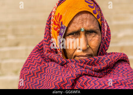 Une femme à Varanasi, Inde. Banque D'Images