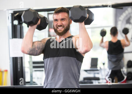 Man lifting weights Banque D'Images