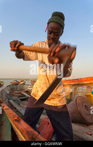 L'homme au Sénégal, Casamance, Ziguinchor le site de construction des bateaux traditionnels Banque D'Images