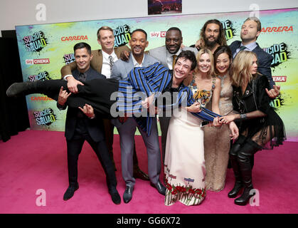 (De gauche à droite) Jay Hernandez, Joel Kinnaman, Will Smith, Ezra Miller, Margot Robbie, Adewale Akinnuoye-Agbaje, Karen Fukuhara, Jai Courtney et Cara Delevingne arrivant pour kamikazes de la première européenne, à l'Odeon Leicester Square, Londres. ASSOCIATION DE PRESSE Photo. Photo date : mercredi 3 août 2016. Voir l'histoire du suicide. SHOWBIZ PA Crédit photo doit se lire : Daniel Leal-Olivas/PA Wire Banque D'Images