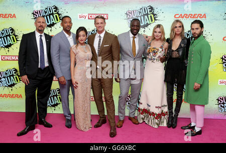 (De gauche à droite) le réalisateur David Ayer, Will Smith, Karen Fukuhara, Joel Kinnaman, Adewale Akinnuoye-Agbaje, Margot Robbie, Cara Delevingne et Jared Leto arrivant pour kamikazes de la première européenne, à l'Odeon Leicester Square, Londres. ASSOCIATION DE PRESSE Photo. Photo date : mercredi 3 août 2016. Voir l'histoire du suicide. SHOWBIZ PA Crédit photo doit se lire : Daniel Leal-Olivas/PA Wire Banque D'Images