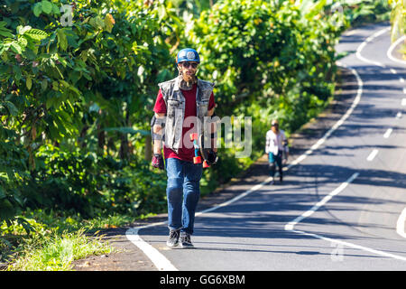 Deux roulettes longboard en action. Banque D'Images