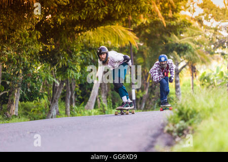 Deux roulettes longboard en action. Banque D'Images