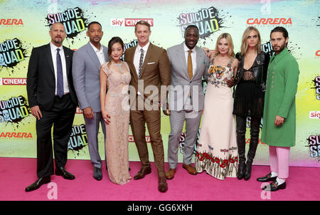 (De gauche à droite) le réalisateur David Ayer, Will Smith, Karen Fukuhara, Joel Kinnaman, Adewale Akinnuoye-Agbaje, Margot Robbie, Cara Delevingne et Jared Leto arrivant pour kamikazes de la première européenne, à l'Odeon Leicester Square, Londres. ASSOCIATION DE PRESSE Photo. Photo date : mercredi 3 août 2016. Voir l'histoire du suicide. SHOWBIZ PA Crédit photo doit se lire : Daniel Leal-Olivas/PA Wire Banque D'Images