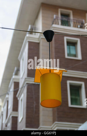 Vintage red lantern sur de vieux livres. Banque D'Images