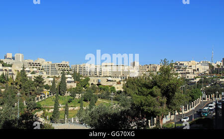 La ville moderne de Jérusalem, Israël à côté d'un parc. Banque D'Images