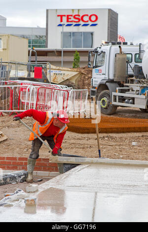 Tesco & Buckshaw Village maisons en construction, de poser les fondations pour le logement abordable régime sur chantier. Le Lancashire, Royaume-Uni Banque D'Images