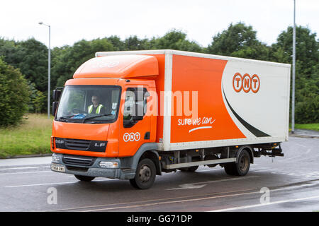 Livraison TNT véhicule vu dans la région de Preston, Lancashire, UK Banque D'Images