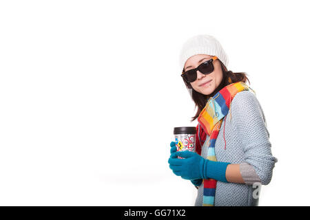 Boisson chaude dans la tasse de papier dans les mains de près. isolé sur fond blanc Banque D'Images