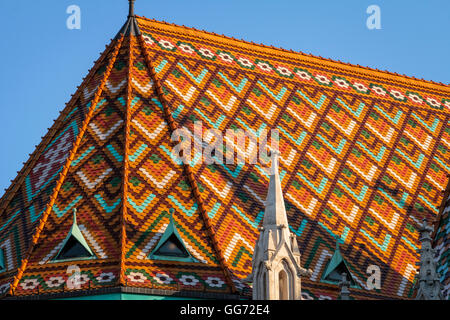 Détail de quadrillage des tuiles du toit de l'église Matthias sur le toit du Bastion des Pêcheurs sur Buda du Danube, Budapest, Hongrie Banque D'Images