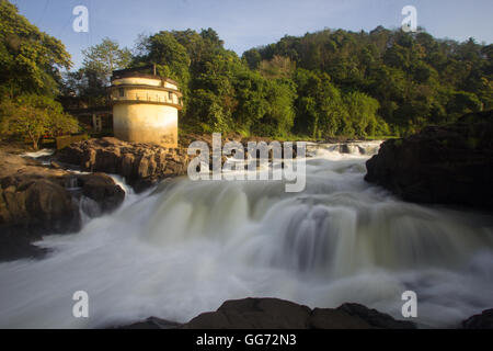 Matin hues à Perunthenaruvi cascades sur les rives de la rivière Pamba, Algeria, Kerala, Inde. Banque D'Images