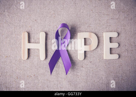 Ruban violet avec espoir, lettre en bois, tonification de la maladie d'Alzheimer, cancer du pancréas, sensibilisation à l'épilepsie, le lymphome de Hodgkin Banque D'Images