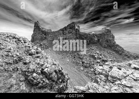 La prison, les roches volcaniques du Quiraing Hill sur l'île de Skye, noir et blanc modifier Banque D'Images