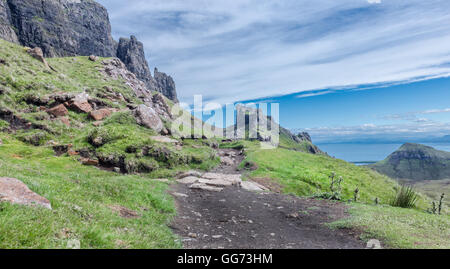 Chemin menant vers la montagne vide Quiraing Hill sur l'île de Skye en Ecosse Banque D'Images