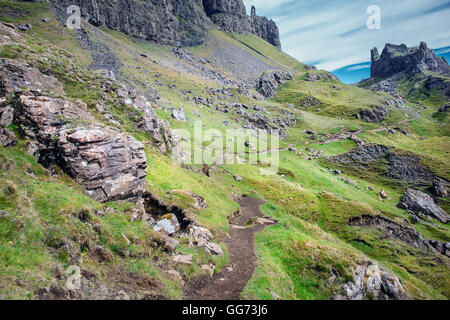 Randonnée en montagne Sentier menant vers Quiraing Hill sur l'île de Skye en Ecosse Banque D'Images