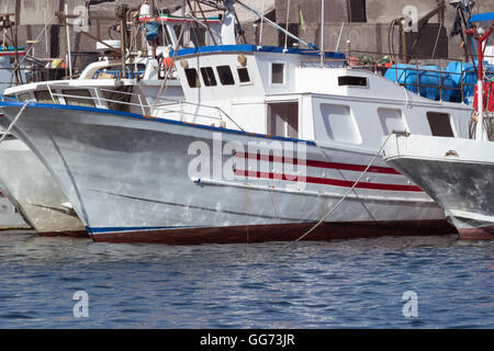 Certains bateaux de pêche colorés sont ancrés dans le port d'Acireale, Sicily-Italy sur la côte de la mer Méditerranée. Banque D'Images