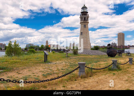 Buffalo, brise-lames Nord Phare et la ville en arrière-plan Banque D'Images